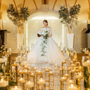 憧れの大聖堂での挙式!ウェディングドレスがより映えるような温かみのある色味です|アルコラッジョ(arcoraggio)の写真(56244065)