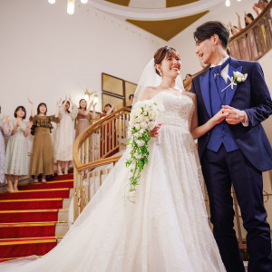 螺旋階段セレモニーでゲストからの祝福を♪|ホテルモントレエーデルホフ札幌の写真(54242410)