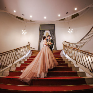 大階段の真上にあるカリヨンが、アフターセレモニーで祝福の美しい音色を奏でる|ホテルモントレエーデルホフ札幌の写真(50350909)