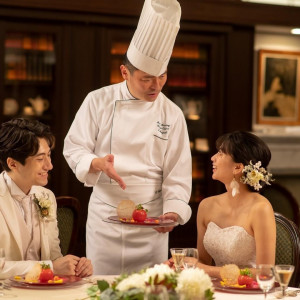 オープンキッチンから最高の状態でゲストの元へ料理が運ばれる|ホテルモントレエーデルホフ札幌の写真(56949946)