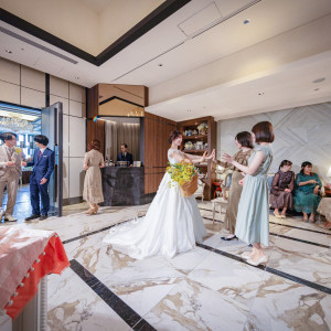 ゲストラウンジで大切なゲストへくつろぎのおもてなしを！ふたりがサプライズで登場して一緒に楽しむ演出もおすすめ|ホテルモントレエーデルホフ札幌の写真(54242464)