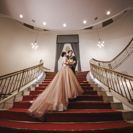 階段に敷かれた赤絨毯は花嫁姿をより一層引き立てる