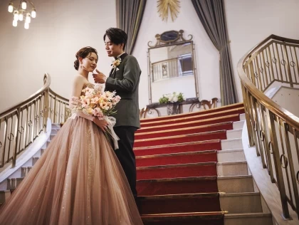 【結婚式の為に創られたホテル】
上質な非日常空間＆自由な演出で
ゲストと一緒に楽しむ最高の一日