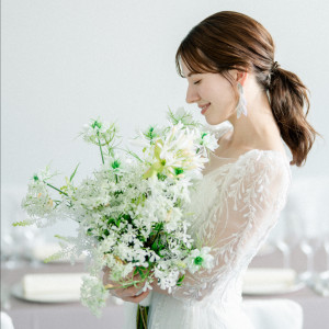 繊細なレースドレスとナチュラルブーケ。花嫁の柔らかな表情が魅力的|グランドニッコー淡路の写真(53206905)