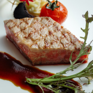 お肉の旨味を引き出した一皿。彩り豊かな付け合わせとともに、料理にこだわるおふたりにも安心のメインディッシュ。|グランドニッコー淡路の写真(52681723)