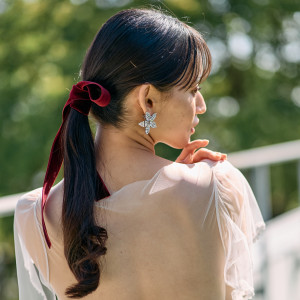 振り返るだけで伝わる“自分らしさ”。ヘアアレンジが印象を彩るアクセントに。|グランドニッコー淡路の写真(50265349)