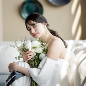 白い花とともに映える、洗練された花嫁のエレガントな表情|グランドニッコー淡路の写真(53466891)