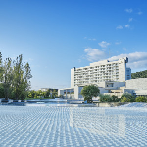 青空と建築が水盤に溶け合う、グランドニッコー淡路ならではの特別な風景。|グランドニッコー淡路の写真(50555463)