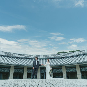 "国際会議場"でのフォトウエディング。青空の下で誓うふたりの姿が、建築と調和して美しく輝く。|グランドニッコー淡路の写真(53220524)