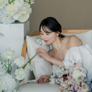 白い花々に囲まれ、気品と優雅さが際立つ花嫁の美しいひととき|グランドニッコー淡路の写真(53466863)