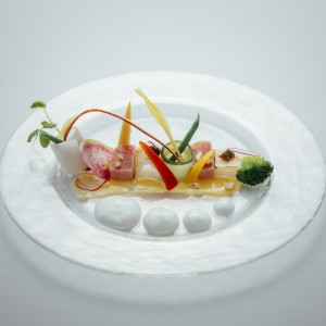 色とりどりの野菜と魚介を美しく盛り付けた、アートのような前菜。|グランドニッコー淡路の写真(52681745)