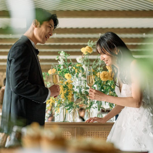 華やかな花々に囲まれた空間で、心温まる乾杯シーン|グランドニッコー淡路の写真(53463148)