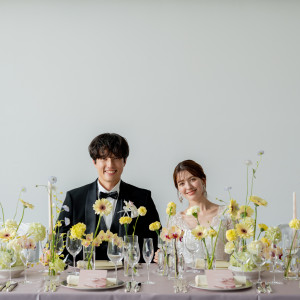 花々に囲まれて迎える特別な一日。笑顔と祝福に満ちたテーブルから物語が始まる。|グランドニッコー淡路の写真(52683351)