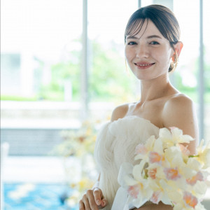 白いドレスとブーケが映える、花嫁の笑顔が輝く一枚。|グランドニッコー淡路の写真(53206788)