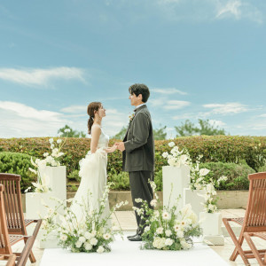 淡路島の爽やかな風を感じるプールサイドでの挙式。青と緑のコントラストが美しい、リゾート感溢れる空間です|グランドニッコー淡路の写真(56000874)