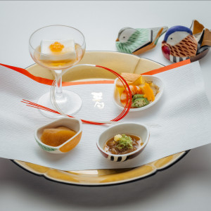 旬の食材を彩り豊かに盛り合わせた前菜。季節の移ろいを五感でお楽しみいただけます。|グランドニッコー淡路の写真(53202244)