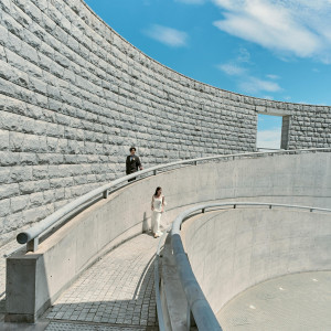 青空を切り取る幾何学のアート。光と影が織りなすコントラストが、この場所だけの特別な時間を刻みます|グランドニッコー淡路の写真(56002622)