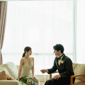 やわらかな光に包まれて語らうふたり。特別な日を穏やかに過ごす幸せな瞬間。|グランドニッコー淡路の写真(53204352)