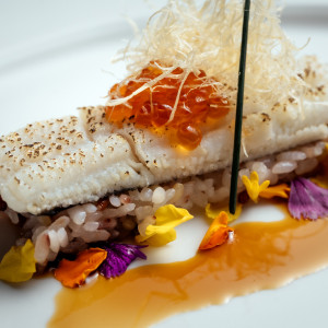 白身魚の繊細な旨味にいくらの風味を添えて。彩りと食感が楽しい逸品。|グランドニッコー淡路の写真(52681733)
