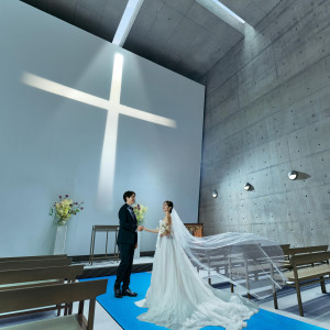 「海の教会」最大の特徴である光の十字架。演出された神秘的な空間が、深い感動を呼びます|グランドニッコー淡路の写真(56000879)