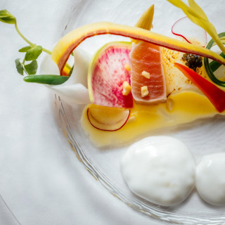 皿の中で美しく彩られる総料理長の腕前に舌鼓を