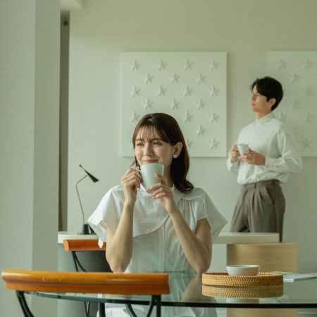 窓から広がる景色とともに、リゾート感あふれる贅沢な客室