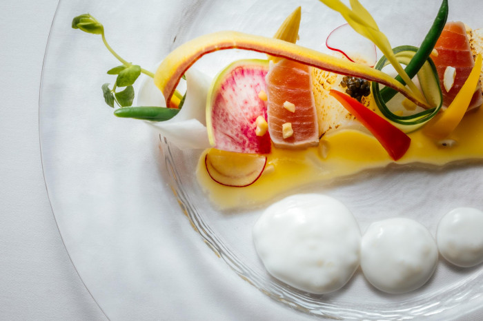 皿の中で美しく彩られる総料理長の腕前に舌鼓を