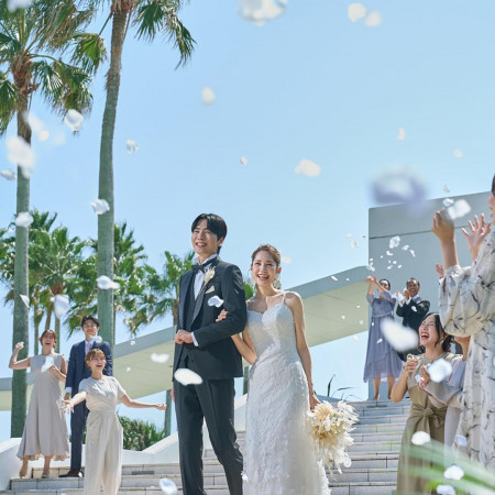 青空の下、祝福のフラワーシャワー