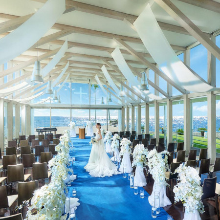 三方向を海に囲まれた絶景チャペル