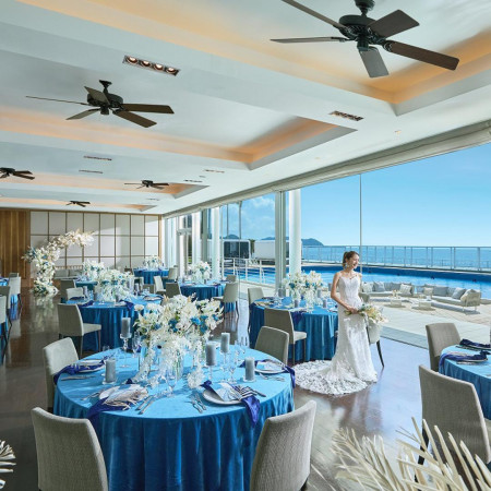 プールサイドでゲストとの自由なウェディングが叶う