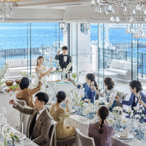 白を基調とした室内と、神戸の海を望む開放的なガラス張りのホール会場|ラ・テラスホール神戸（LASUITE LE PAN Bldg.）の写真(54179561)