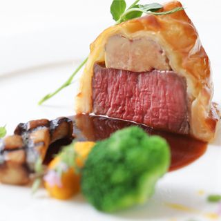当館で人気の『国産牛フィレ肉＆鴨フォアグラのパイ包み』をおふたりに無料試食！