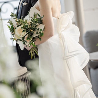 後姿まで美しい、運命の一着をお選びいただけます