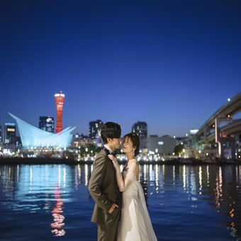 神戸の夜景と水面のきらめきに包まれる、ロマンティックなナイトロケーション