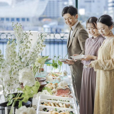 明るく爽やかな室内にお料理の彩りも映える空間