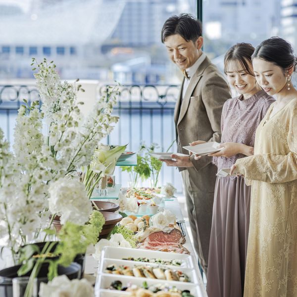 明るく爽やかな室内にお料理の彩りも映える空間|ラ・テラスホール神戸(LASUITE LE PAN Bldg.)の写真(49201784)