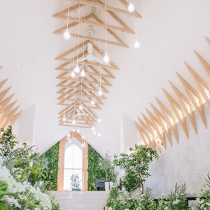 自然光がたくさん入るチャペルです。|TSUMUGU HOUSE FOREST WEDDINGの写真(53007172)