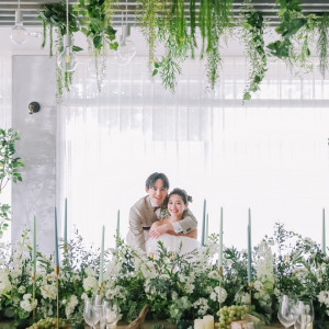 卓上や天井には自然をたくさん取り入れたデザインとなっています♡|TSUMUGU HOUSE FOREST WEDDINGの写真(53008137)
