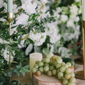 ナチュラルな会場には卓上もナチュラルさをつけてみました|TSUMUGU HOUSE FOREST WEDDINGの写真(53054594)