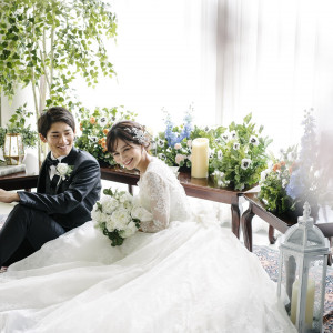 大きな窓から光で包まれたお二人です|TSUMUGU HOUSE FOREST WEDDINGの写真(53011607)