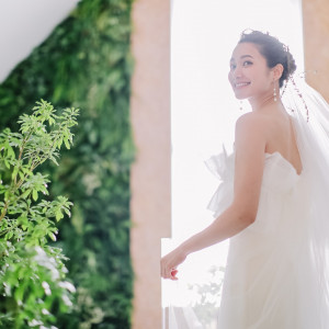 緑いっぱいでウェディングドレスがとても映えます♡|TSUMUGU HOUSE FOREST WEDDINGの写真(53007435)