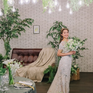 天井にはオシャレなライトがたくさん吊り下げてあります♡|TSUMUGU HOUSE FOREST WEDDINGの写真(53008446)