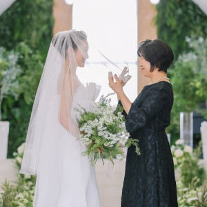 自然光溢れるチャペルで一番近い位置でお母様に感謝を伝えよう|TSUMUGU HOUSE FOREST WEDDINGの写真(50362043)