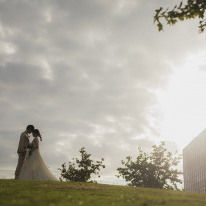 隣接公園での写真撮影！夕日も綺麗です|TSUMUGU HOUSE FOREST WEDDINGの写真(53054299)