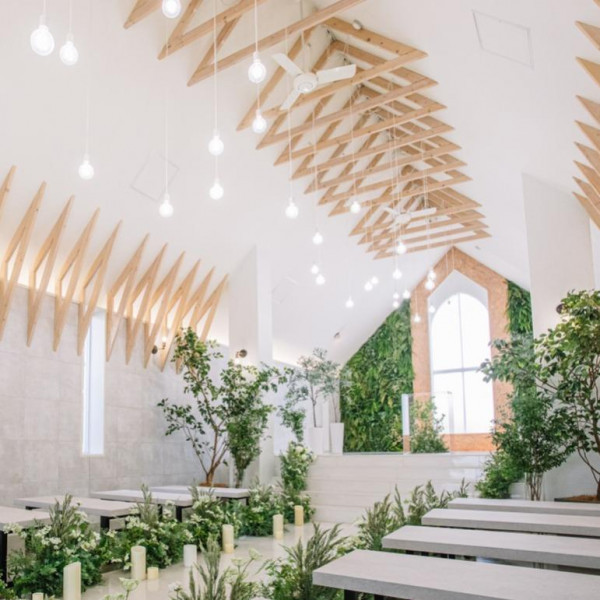 自然光溢れるチャペルで挙式ができる