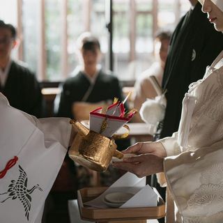 おふたりの過去・現在・未来への感謝と願いを込めた三献の儀。