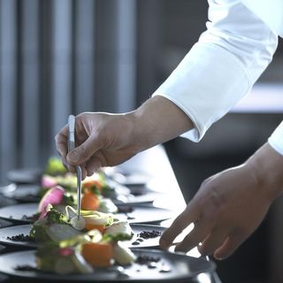 福岡の旬の食材を使ったおふたりとゲストの為だけのお料理を創り上げていきます