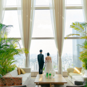 【Lobby】高層階のロビーに広がるのは、東京タワーを望むダイナミックな眺望。モダンなデザインの中に自然のテクスチャーを織り込んだ、エディションらしい空間|東京エディション虎ノ門の写真(56184785)