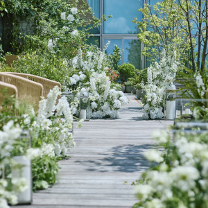 【Garden Chapel】光と絶景に包まれた天空のバージンロードで誓う、ここだけの挙式|東京エディション虎ノ門の写真(53626144)