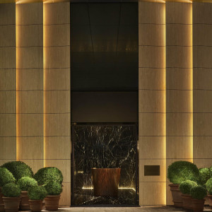 【Entrance】漂う心地よいエディションシグネチャーの香りがおもてなし。都会の喧騒を忘れさせ訪れた瞬間から特別な時間へと誘います。|東京エディション虎ノ門の写真(56184784)